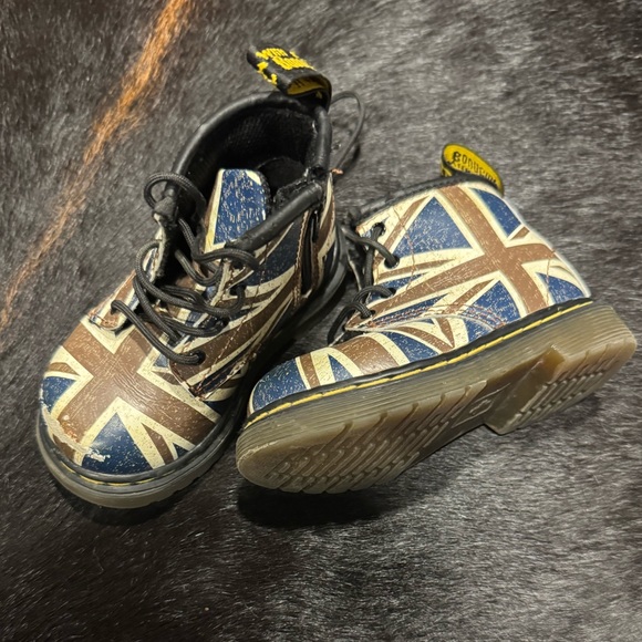 Dr. Martens Kids Union Flag Boots - Size 5 - Picture 1 of 3